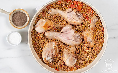 Когда жидкость закипит, огонь убавьте и тушите до мягкости под крышкой. По готовности снимите крышку и готовьте еще минут 10 до загустения соуса. Приправьте солью и перцем.