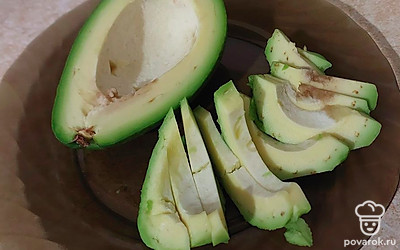 Чистим и нарезаем авокадо.