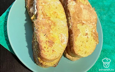 Обжаривать до золотистой корочки. Выложить на тарелку и дать остыть.