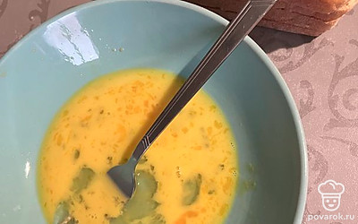 Нарезать хлеб или батон. Яйца взбить в тарелке, посолить и снова взбить.