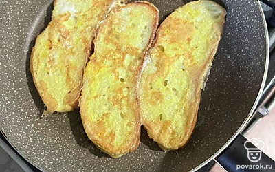 Каждый кусочек хлеба обмакнуть в яйце с двух сторон и выложить на сковороду. Обжарить на медленном огне с двух сторон. Можно накрыть крышкой при обжарке на второй стороне.