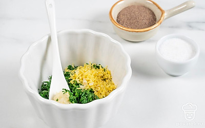 Приготовьте гремолату. Мелко нарежьте петрушку, а чеснок пропустите через пресс. С лимона натрите цедру. Все смешайте.