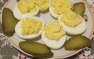 Нафаршировать полученной смесью половинки яиц. Украсить овощами и подать к праздничному столу. Приятного аппетита! 