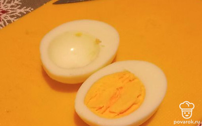 Разрезать вареные яйца вдоль и вынуть желток.