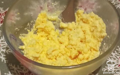 В отдельной емкости размять желтки, добавить чеснок и майонез, немного посолить.