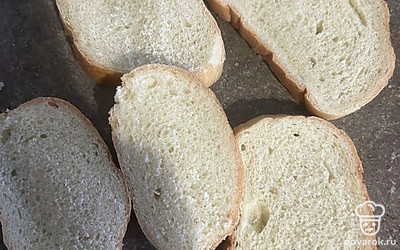 Нарезать батон.