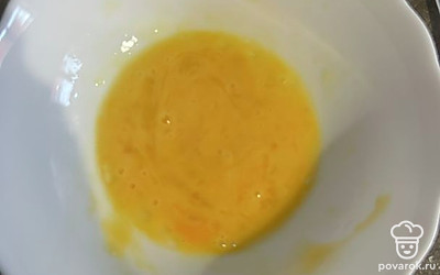 Взбить яйцо.