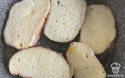 Жарить гренки с маслом по 1 минуте с каждой стороны.