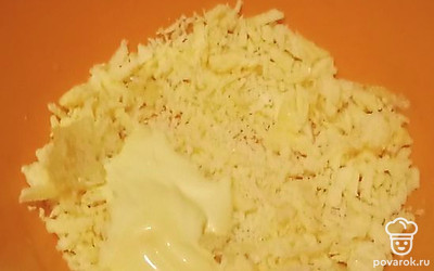 Натереть сыр, добавить тертый чеснок, майонез и перемешать.