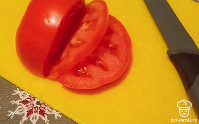 Помидор нарезать полукольцами и выложить на тарелку.