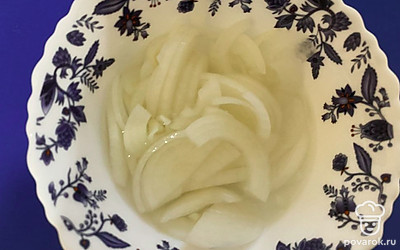 Добавьте в приготовленнный раствор лук и оставьте на 30 минут при комнатной температуре.