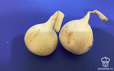 Возьмите пару белых луковичек.