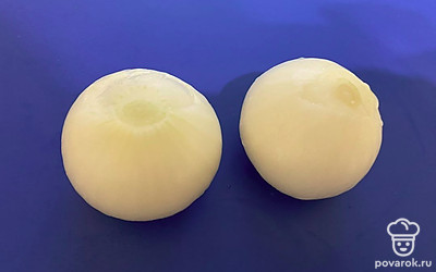 Почистите лук.