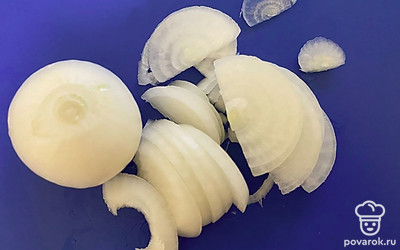 Нарежьте лук полукольцами (можно и кольцами, если больше нравится).