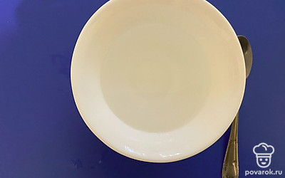 В глубокую тарелку налейте 1 чайную ложку уксуса (9%) и добавьте воду комнатной температуры (половину стакана). Затем попробуйте на кончике ложки, при необходимости добавьте воду по вкусу.