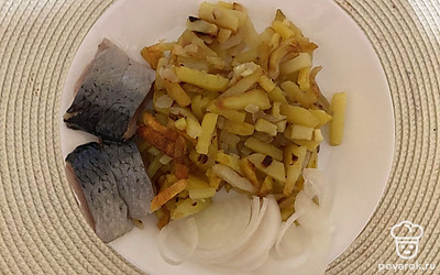 Подавайте к соленой селедочке или другой соленой рыбке. 