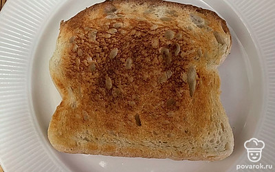 Ломтик хлеба поджарьте на сковороде.