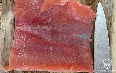 Нарежьте рыбу на тонкие пластинки.