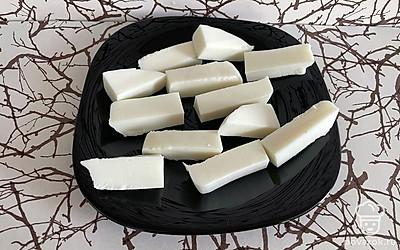 Сыр нарежьте небольшими кусочками.