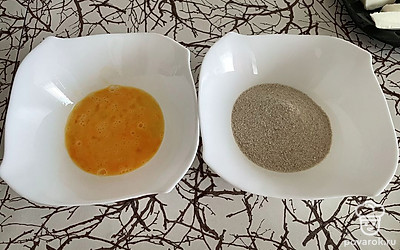 Подготовьте в отдельных тарелках яичную смесь и панировочные сухари.