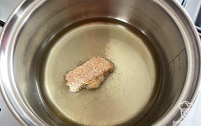 Масло тщательно разогрейте и поочередно макайте сыр сначала в яйцо, затем в панировку и кладите в масло.