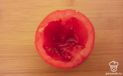 У помидора срежьте верхушку и аккуратно удалите мякоть.