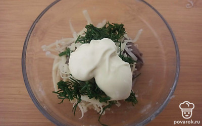 Скумбрию смешайте с укропом, тертым сыром и майонезом.