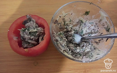 Аккуратно нафаршируйте помидор получившейся начинкой.
