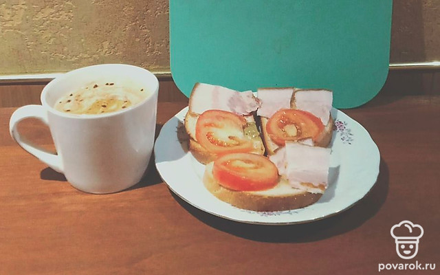 Бутерброды с грудинкой и помидорами — Рецепт с фото