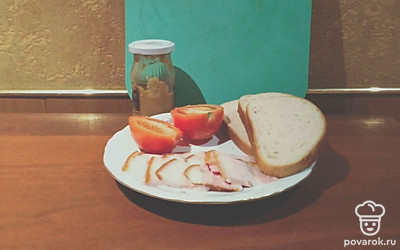 Подготовить ингредиенты. Помыть помидор. Нарезать грудинку тоненькими ломтиками.