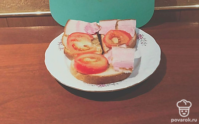 Разложить сверху на бутерброды грудинку. Дать постоять в холодильнике около часа. Блюдо готово.