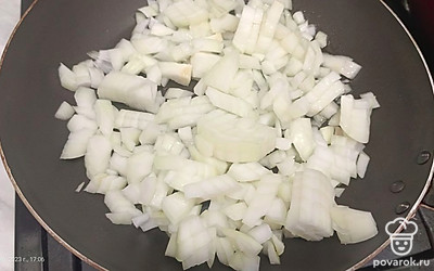 Лук режем и обжариваем до золотистой корочки на растительном масле.