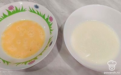 Пока лук жарится, готовим молочную пропитку. В молоко добавляем майонез и хорошенько перемешиваем. Яйцо размешиваем в отдельной тарелке, оно нам понадобится в конце.