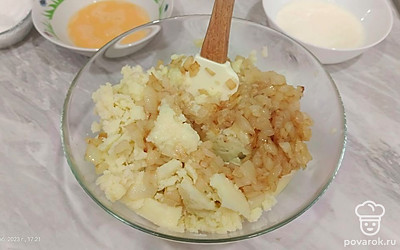 Обжаренный лук добавляем в картофель и хорошо перемешиваем. 