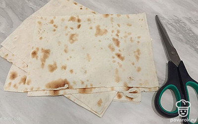 Лаваш разрезаем на прямоугольники.