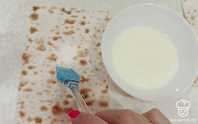 Смазываем молочной смесью.