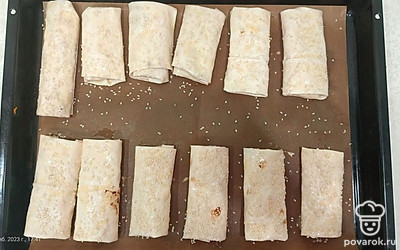 Посыпаем кунжутом и отправляем в духовку при 180 градусах минут на 15.
Ориентируемся на свою духовку. Выпекаем до золотистой корочки.