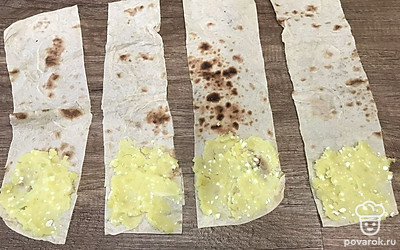 Сначала сделайте начинку. Отварите картошку до готовности, затем измельчите ее толкушкой, добавьте соль и сыр. Перемешайте.

Лаваш нарежьте на полоски. Разделите начинку на 4 части и распределите на лаваше.