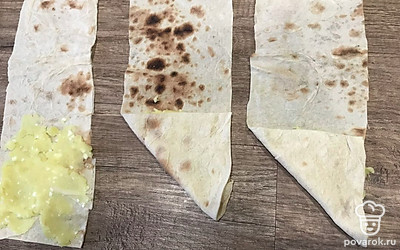 Затем сворачивайте лаваш так, чтобы получился треугольник.