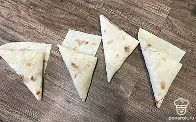 Остатки нарежьте ножницами.