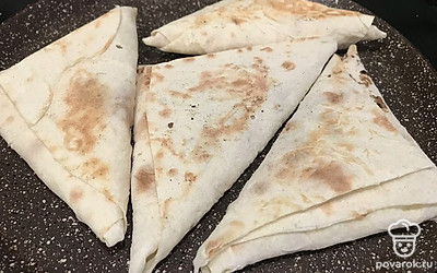 Раскалите сковороду, не используйте масла. На сухой сковороде обжарьте лаваш с двух сторон до золотистой корочки.