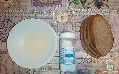 Подготовим все необходимые ингредиенты. Чеснок очистим от кожуры. 