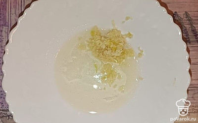 Чеснок пропускаем через пресс и добавляем к маслу. Приправляем солью по вкусу. По желанию, кладем сушеные травы.