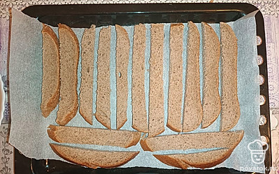 Хлеб нарезаем длинными брусочками. Выкладываем на противень, застеленный пергаментом.