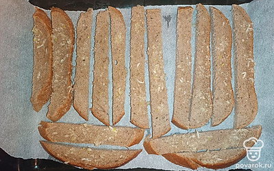 Обмазываем хлеб чесночным маслом с двух сторон, сверху и снизу. Отправляем в разогретую духовку. Я сушу их при температуре 160 градусов около 20 минут, в процессе переворачиваю по необходимости. 