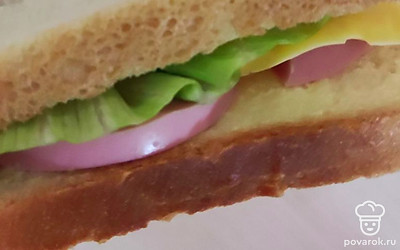 Вкусный сэндвич на перекус готов. Удобно взять с собой или поесть дома с чаем.