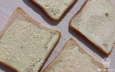 На ломтики хлеба намазать майонез.