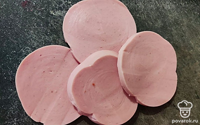 Колбасу нарезать кружочками.