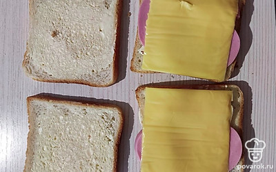 Затем сверху выложить плавленый сыр.