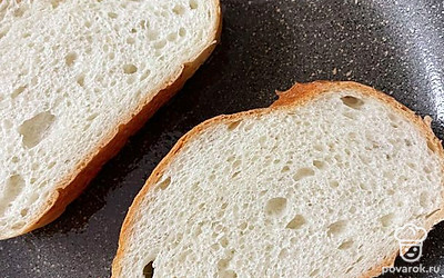 Обжариваем тост с двух сторон до золотистой корочки примерно 2 минуты.